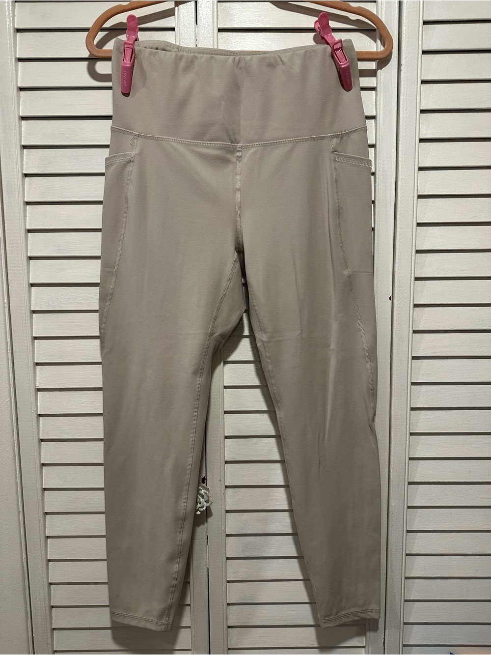 High-Rise Performance Leggings with Side Pockets - Cream